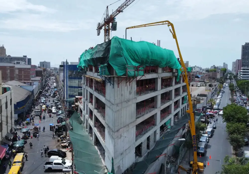 Montaje de chute metálico en obra, Centro de Lima 2025